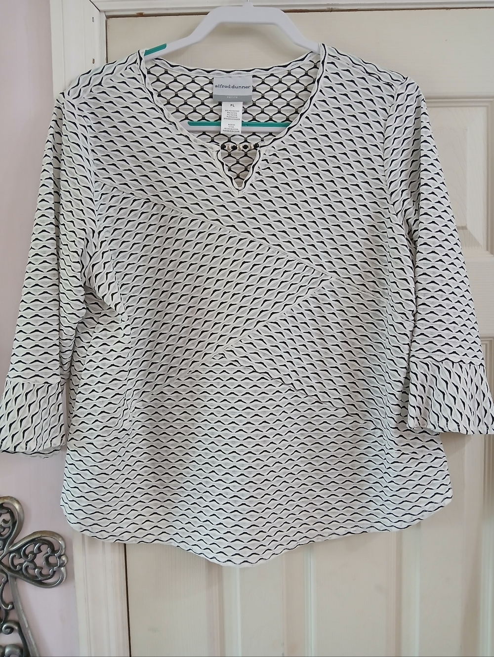 Alfred Dunner PL  Petite large Woman "Downtown Vibe" Textured Bell Sleeve Key